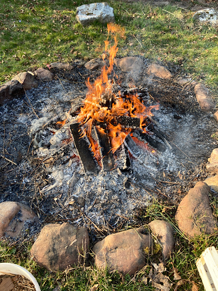 Lagerfeuer mit Steinen umrandet