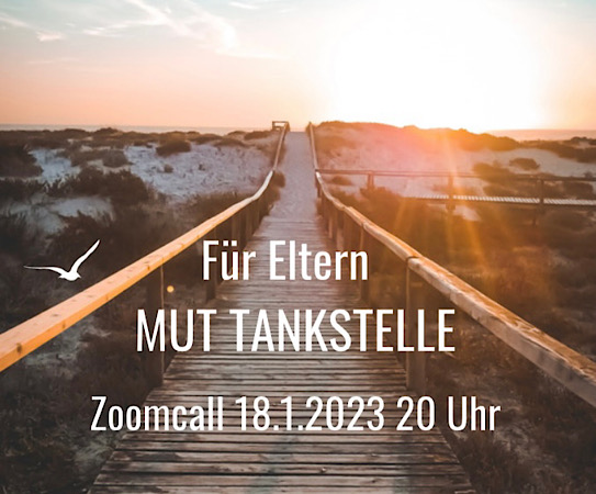 Holzbrücke zum Strand mit SonnenuntergangSchrift Für Eltern Mut Tankstelle Zoomcall 18.1.2023 20 Uhr