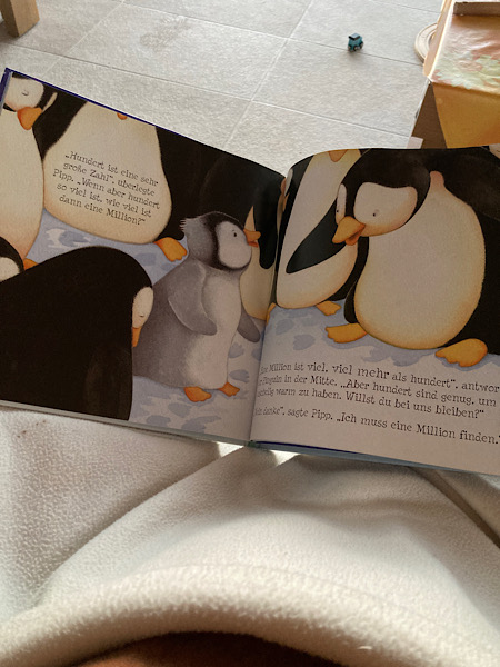 aufgeschlagenes Kinderbuch mit Pinguin Geschichte
