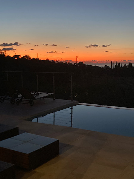 Abendröte Ausblick aufs Meer von der Terrasse mit Pool