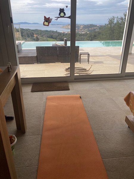 orange Yogamatte mit Ausblick aufs Meer