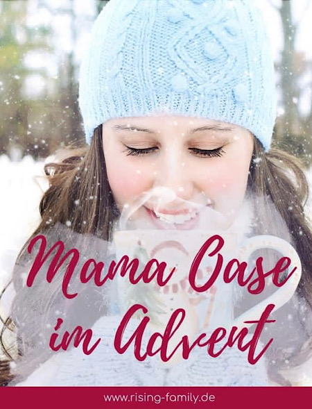 Frau mit Tasse und blauer Mütze im Schnee